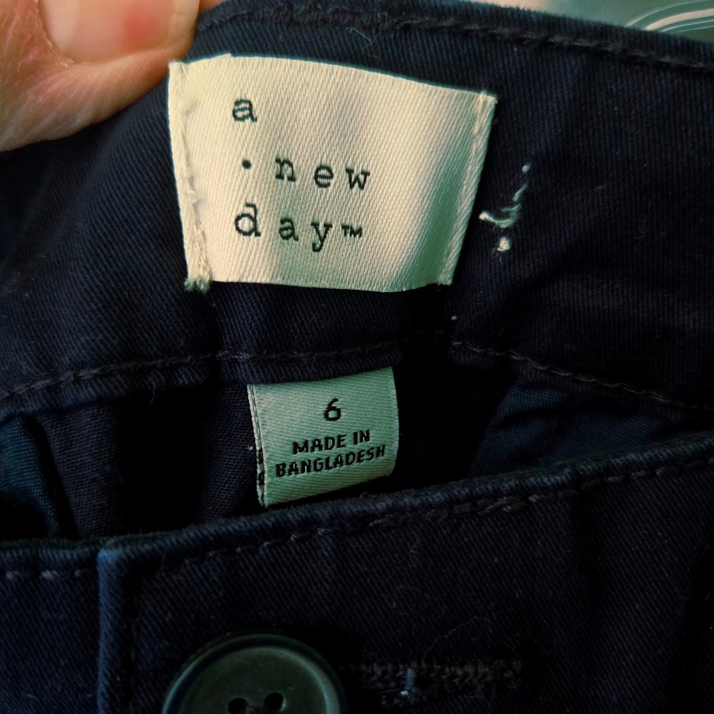 A New Day Navy‎ Blue Chino Shorts Women Size 6 Flat Front Button Fly - Picture 3 of 7